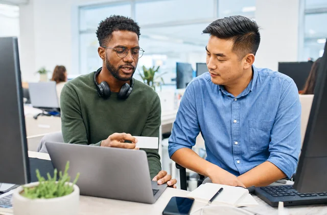 Praxisnahe Arbeitsszene für interner IT- und Anwendungssupport